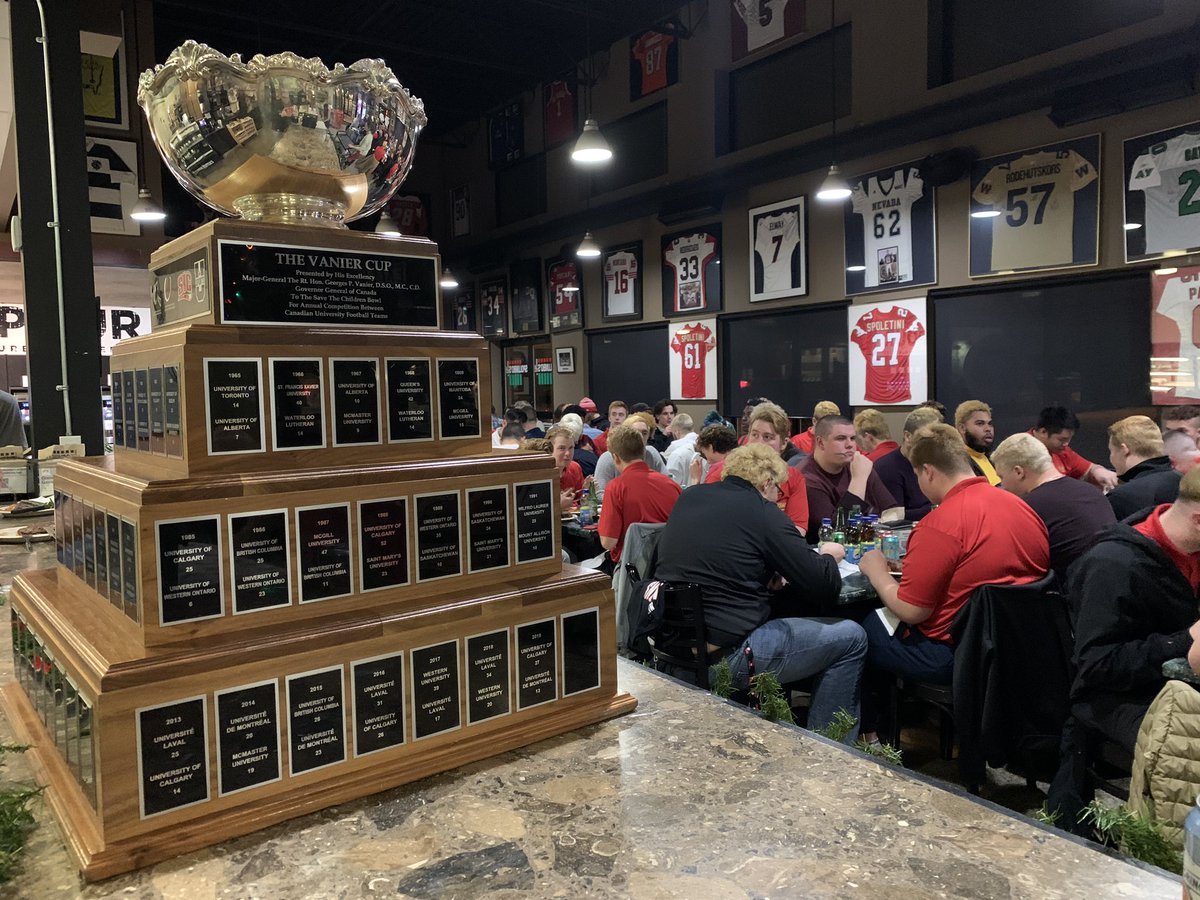 Dinos_Football's tweet photo. 🎄🏆 Thanks for feeding our boys, @Spolumbos! #GoDinos #VanierCup #steakandlasagna #Spolumbos https://t.co/C9pmoXzokj