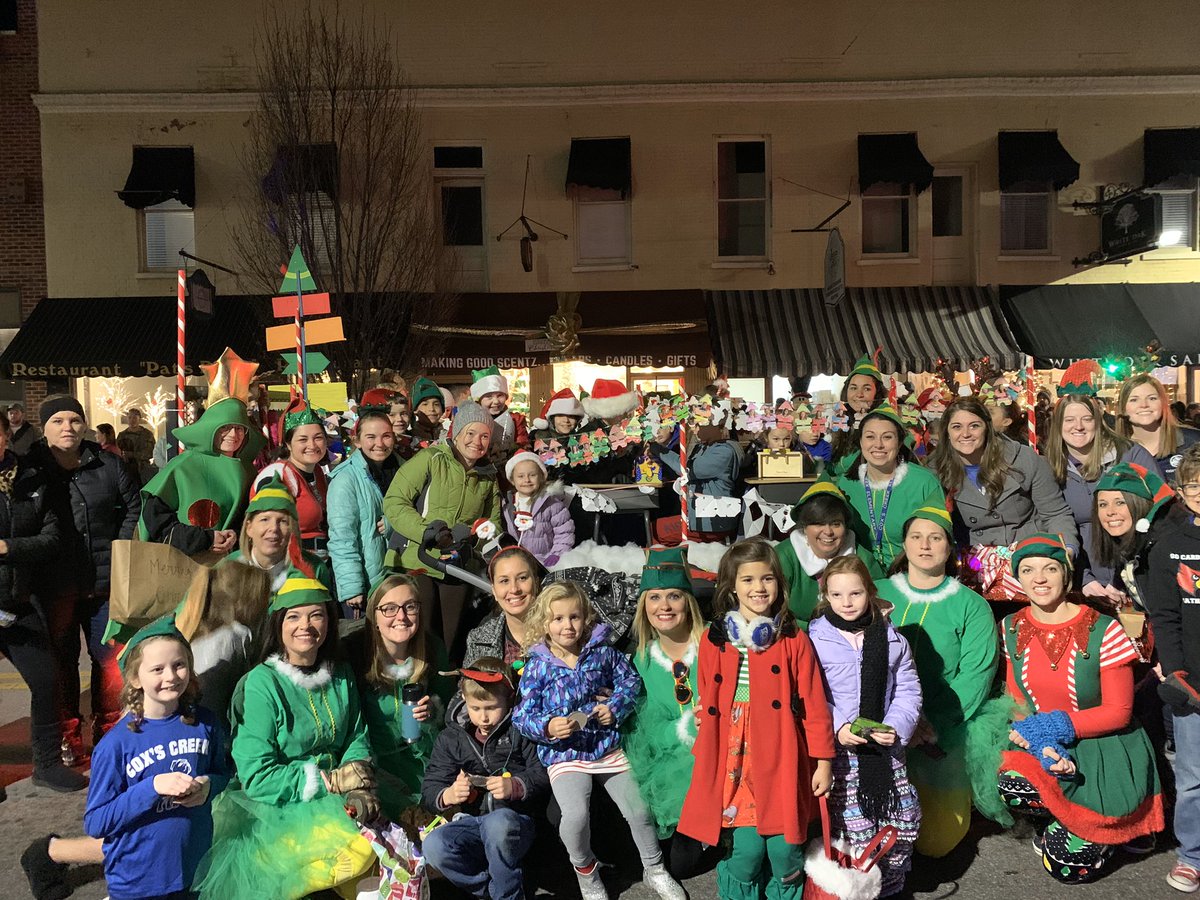 KelseyBerryman1's tweet photo. Bulldog PRIDE was alive tonight at the 2019 Bardstown Kiwanis Christmas Parade— spreading Christmas cheer by singing loud for all to hear! 

What a perfect way to ring in the holiday season with our favorite people! #CCbulldogPRIDE #Npossible https://t.co/pDJ13HvyYx