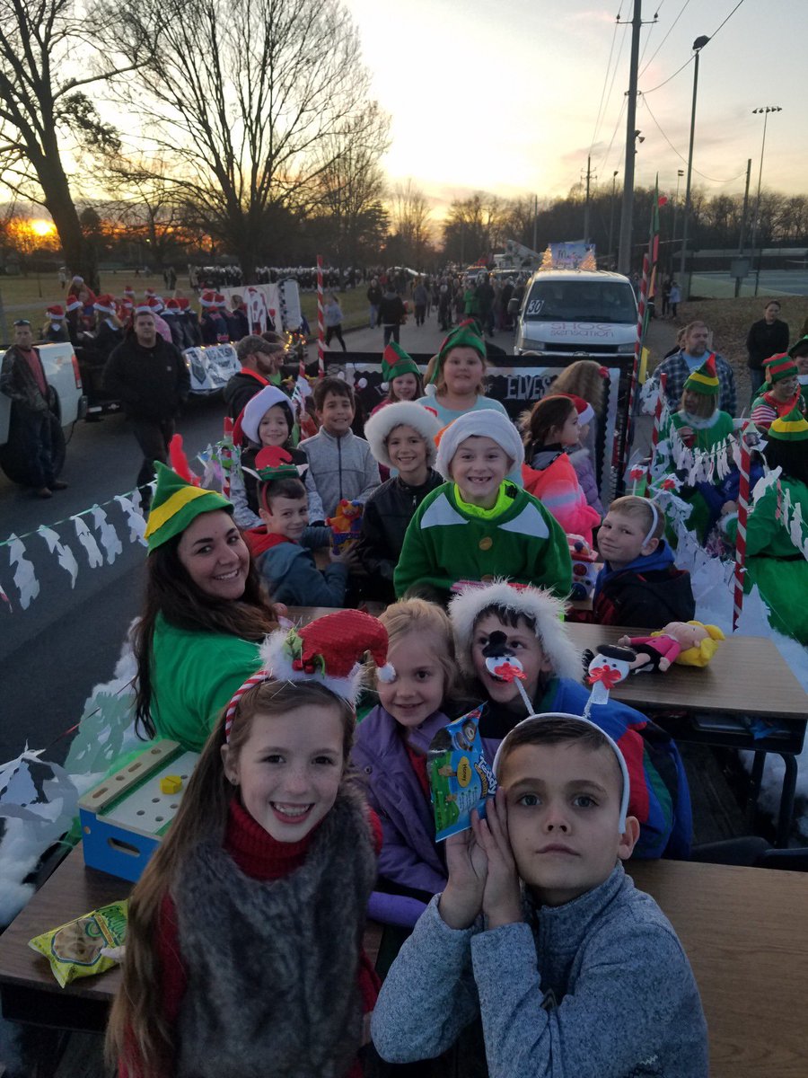 KelseyBerryman1's tweet photo. Bulldog PRIDE was alive tonight at the 2019 Bardstown Kiwanis Christmas Parade— spreading Christmas cheer by singing loud for all to hear! 

What a perfect way to ring in the holiday season with our favorite people! #CCbulldogPRIDE #Npossible https://t.co/pDJ13HvyYx
