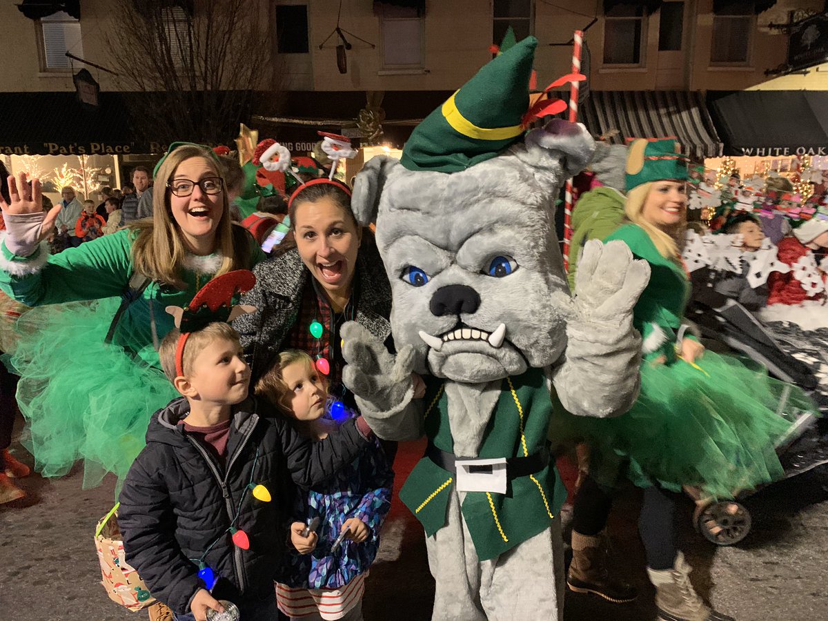 KelseyBerryman1's tweet photo. Bulldog PRIDE was alive tonight at the 2019 Bardstown Kiwanis Christmas Parade— spreading Christmas cheer by singing loud for all to hear! 

What a perfect way to ring in the holiday season with our favorite people! #CCbulldogPRIDE #Npossible https://t.co/pDJ13HvyYx