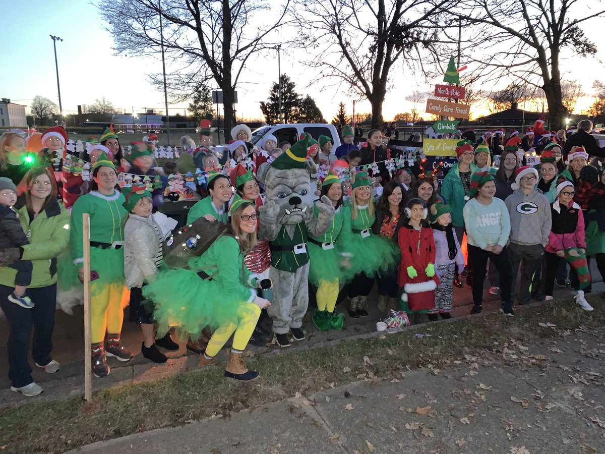 KelseyBerryman1's tweet photo. Bulldog PRIDE was alive tonight at the 2019 Bardstown Kiwanis Christmas Parade— spreading Christmas cheer by singing loud for all to hear! 

What a perfect way to ring in the holiday season with our favorite people! #CCbulldogPRIDE #Npossible https://t.co/pDJ13HvyYx
