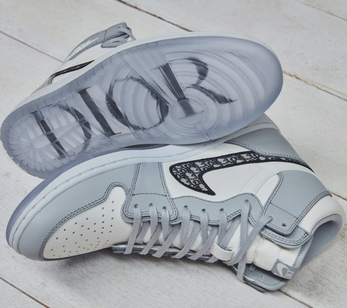 FashionweekNYC's tweet photo. Take a look at the @Dior x @Jumpman23 Air Jordan 1 High OG Sneakers 🔥🔥🔥 https://t.co/HCIEo1mHZ2