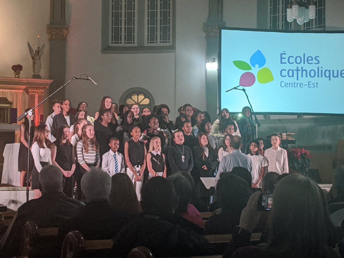 CcSamuelGenest's tweet photo. Ce soir, la chorale de l'école a chanté avec Nicola Ciccone à la paroisse St-François d'Assise! Bravo à vous ainsi qu'aux enseignants responsables! #SAMFierté #LaserEtFier #SAMFiers https://t.co/T1eP7Pzkev