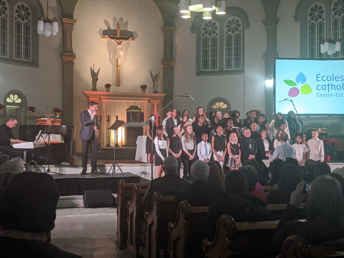 CcSamuelGenest's tweet photo. Ce soir, la chorale de l'école a chanté avec Nicola Ciccone à la paroisse St-François d'Assise! Bravo à vous ainsi qu'aux enseignants responsables! #SAMFierté #LaserEtFier #SAMFiers https://t.co/T1eP7Pzkev