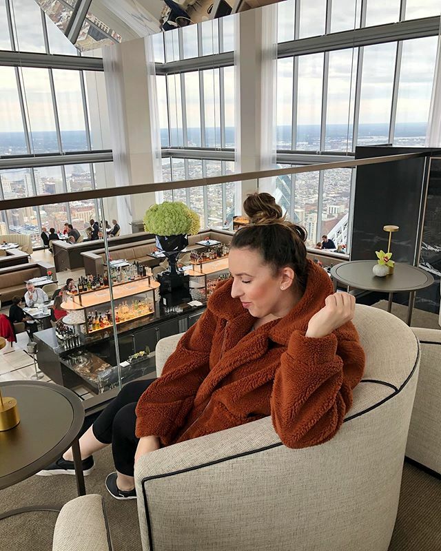 chelseapearl's tweet photo. Don’t you know? I live in this teddy coat now. 🐻 Snapshot from my recent mother-daughter trip to Philly, and the most epic #ladieswholunch meal at @jgskyhigh. Highly recommend! 🍸🏙 #visitphilly #fourseasons #fsphiladelphia #skyhighviews #philadelphia… https://t.co/muxmMdCC8K https://t.co/6oZovDpOtS