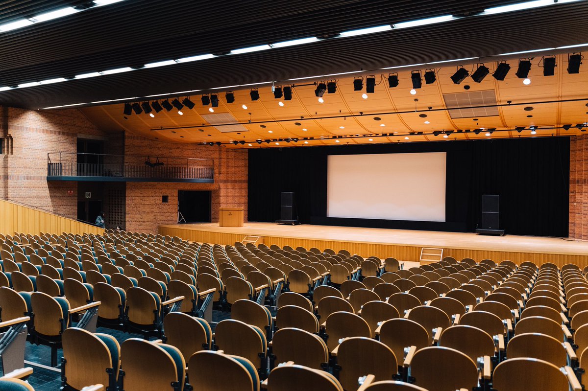 みなさんこんにちは！
ついに裏EVE当日です✨

念のため、もう一度スケジュール表貼っておきます🙇

ちなみに寒梅館のハーディーホールはこんなにも豪華な会場なので、ぜひ足を運んでみてはいかがでしょうか🙄

ご来場お待ちしております！