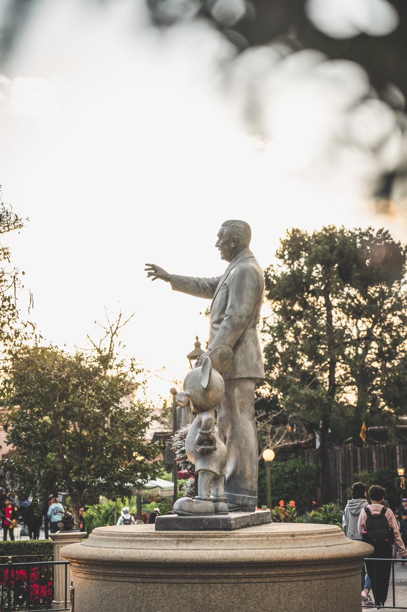 TripNDale's tweet photo. Happy birthday, Walt! #Disneyland @DisneylandToday https://t.co/RwIlmFKZAE