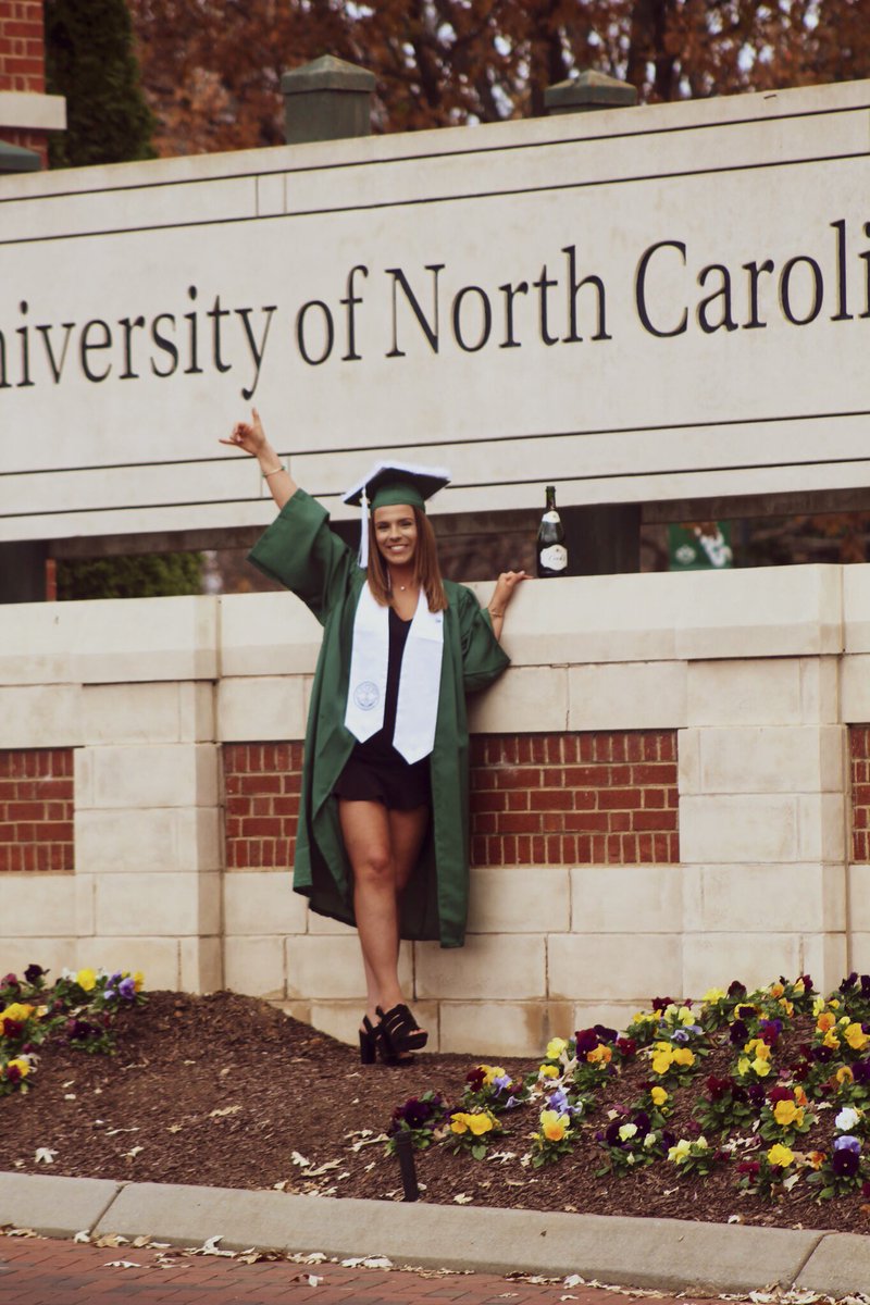 MadiisonRenee's tweet image. really out here abt to graduate college next weekend.. #firstgenerationcollegestudent