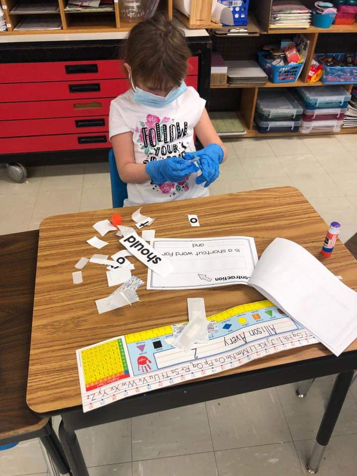 EasternElement4's tweet photo. Miss Kaledas and Ms. Stillings’ first grade class worked on contractions today. They turned the classroom into an operating room and preformed surgery on different words! Best surgeons in Beaufort County #contractionsurgery #1stgrade https://t.co/zpJA6Wdj6i