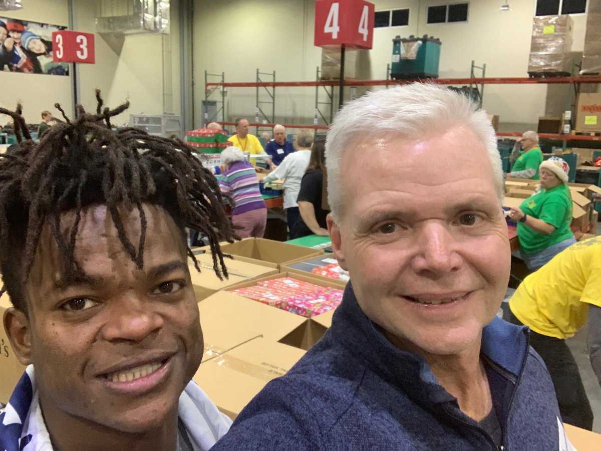 AllenJessee1's tweet image. Packing Christmas Shoe Boxes going all over the world!! Fun Times!!