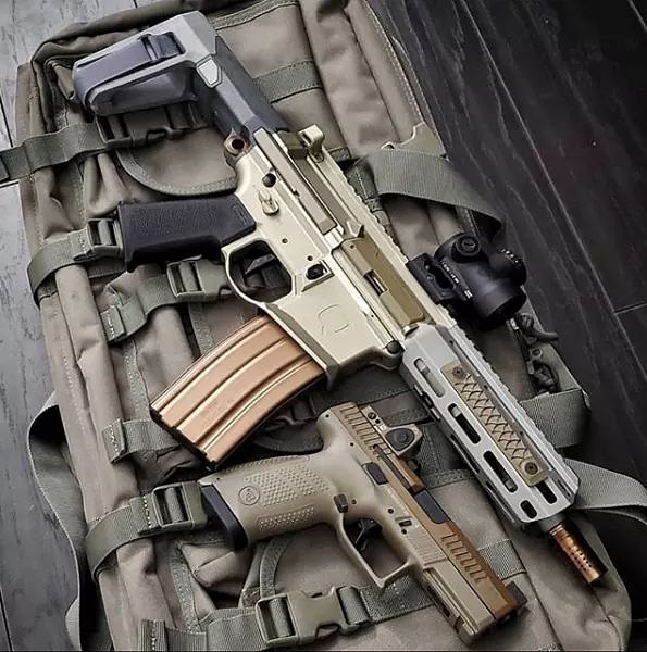 Nothing is #unpossible with industry friends like these. 
📸 @carry_all_day_everyday <a href="/Q/">Q</a>,llc
#sbtactical #braceyourself #pistolbrace #2a #firearms #badass