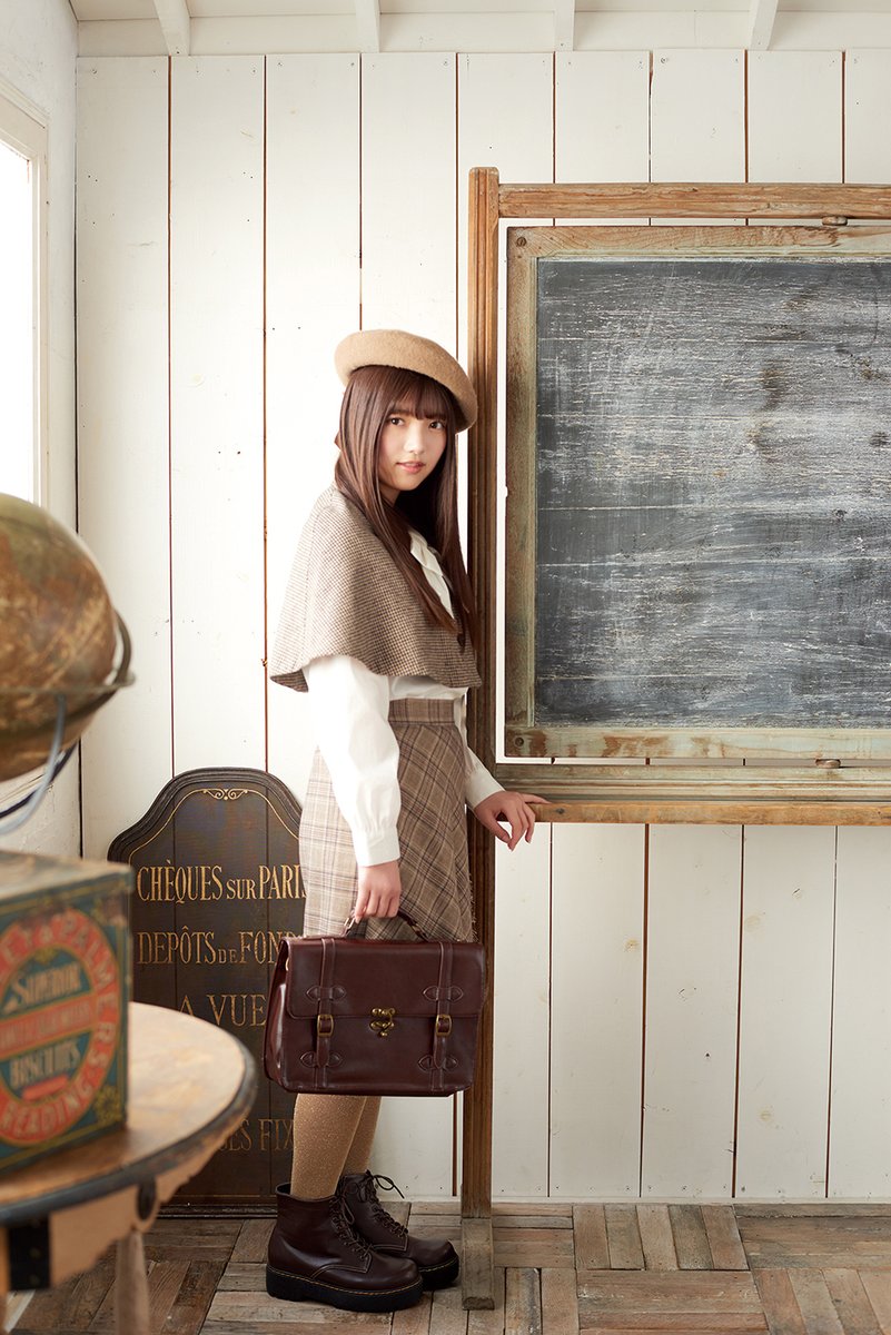 MARQUEE_info's tweet photo. 12/16発売 MARQUEE（マーキー）Vol.136 欅坂46上村莉菜・小誌6回目の登場にして初の表紙＋単独21P 初選抜制、二期生加入、「黒い羊」。激動の欅坂46を上村さん目線10000字越えで語ります。少女と大人の表情を移ろう撮り下ろし多数。「時が止まってる自分と、変わってる未来」からの決意が清々しい https://t.co/TnuxeuPmj8