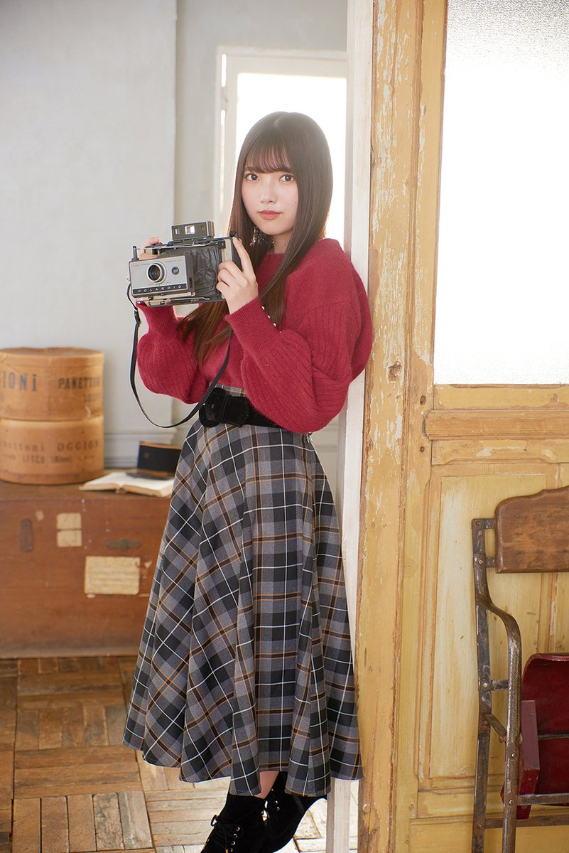 MARQUEE_info's tweet photo. 12/16発売 MARQUEE（マーキー）Vol.136 欅坂46上村莉菜・小誌6回目の登場にして初の表紙＋単独21P 初選抜制、二期生加入、「黒い羊」。激動の欅坂46を上村さん目線10000字越えで語ります。少女と大人の表情を移ろう撮り下ろし多数。「時が止まってる自分と、変わってる未来」からの決意が清々しい https://t.co/TnuxeuPmj8