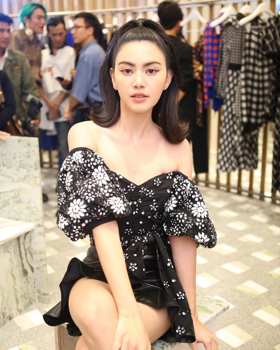 luckna_na's tweet photo. ใหม่ ดาวิกา ❤ งานเปิดร้าน Self-portrait Bangkok Store แห่งแรกในเอเชีย และแห่งที่ 3 ของโลก ณ ชั้น 2 Central Embassy
#selfportraitbangkok #TheHypeProject_PR
#davikah #ใหม่ดาวิกา #ดาวิกา https://t.co/sn2MZXxLcu