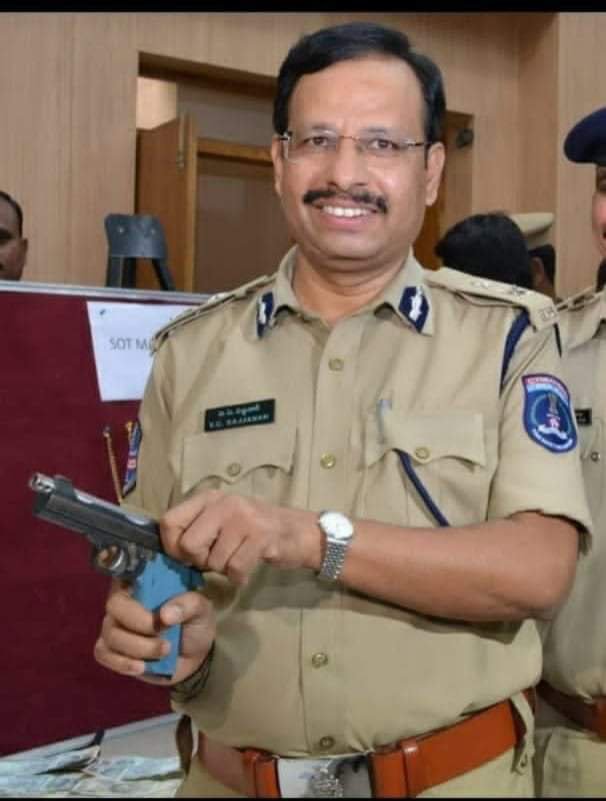 RJBharath911's tweet photo. This man 🔥😎 Deserves a salute for encountering  4 brutal animals in the same place where Disha  was tortured and murdered #JusticeForDisha #Police https://t.co/QrNqic1qzu