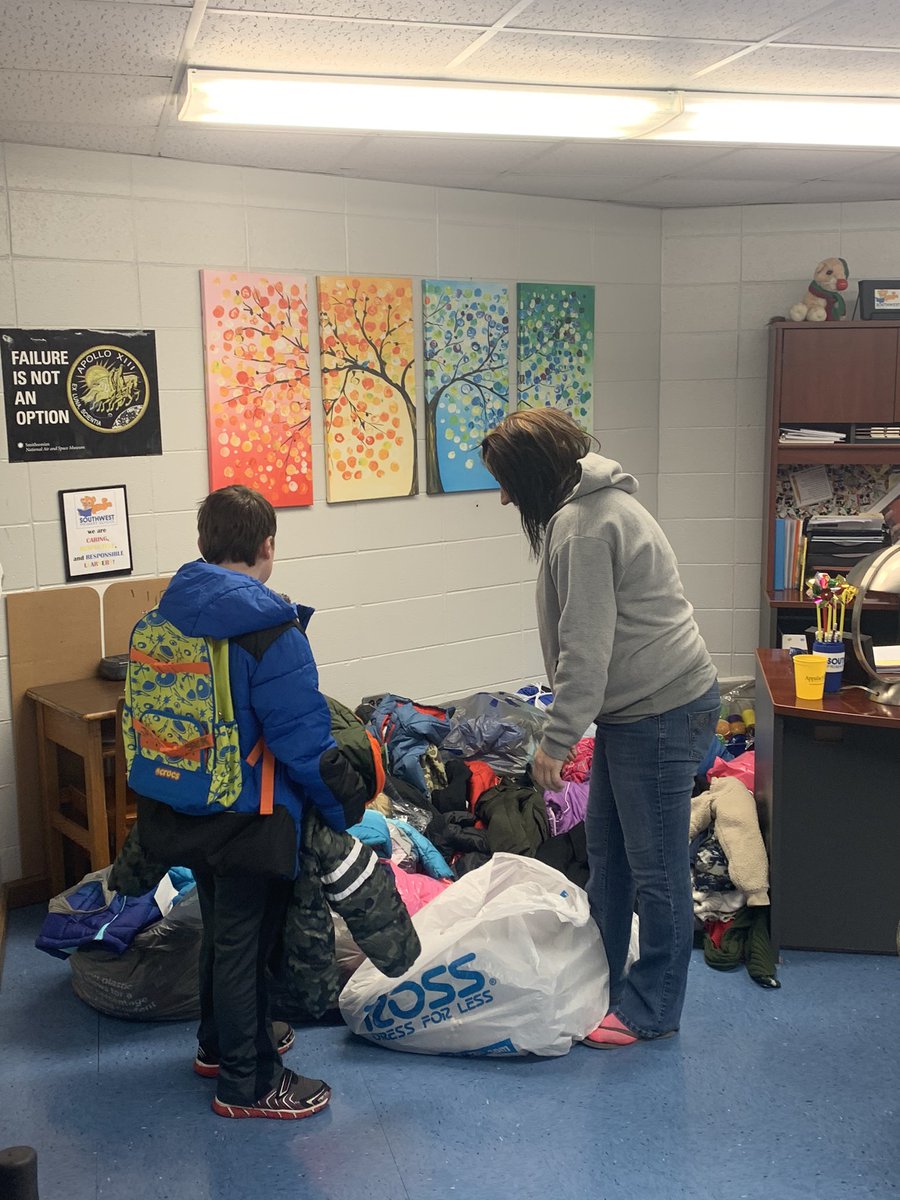 esigmon19's tweet photo. Thank you to our amazing church sponsor FUMC for bringing smiles and warmth to our sweet kiddos!  Thank you!  @Southwest_HPS is so appreciative!  @hickoryschools https://t.co/auY9gpyHtq