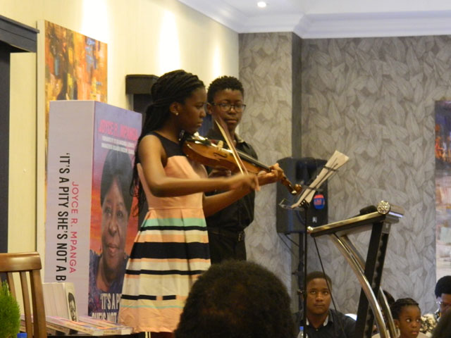 Jadwong's tweet photo. @AristocBooklex1 @MestilHotel @Kiizakimbugwe @JoyceRMpanga PICTORIAL: Nnabagereka launches Joyce Mpanga's book 'It’s A Pity She’s Not a Boy’ #ItsAPitySheIsNotABoy #Uganda #History 🇺🇬 #Culture #Society  #ShesNotABoy @Kiizakimbugwe #books 📚  https://t.co/6rE00dsYCL via @godfreyssali21 https://t.co/P7tHZrAV6g