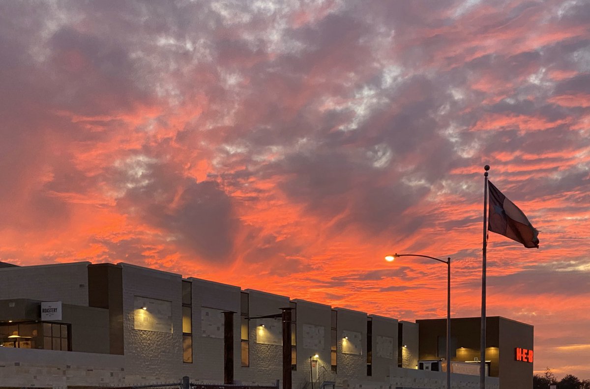 juliagulia22's tweet photo. Now that’s a REAL Texas sunset!! @HEB @KPRC2 https://t.co/U0m1H4S3qc