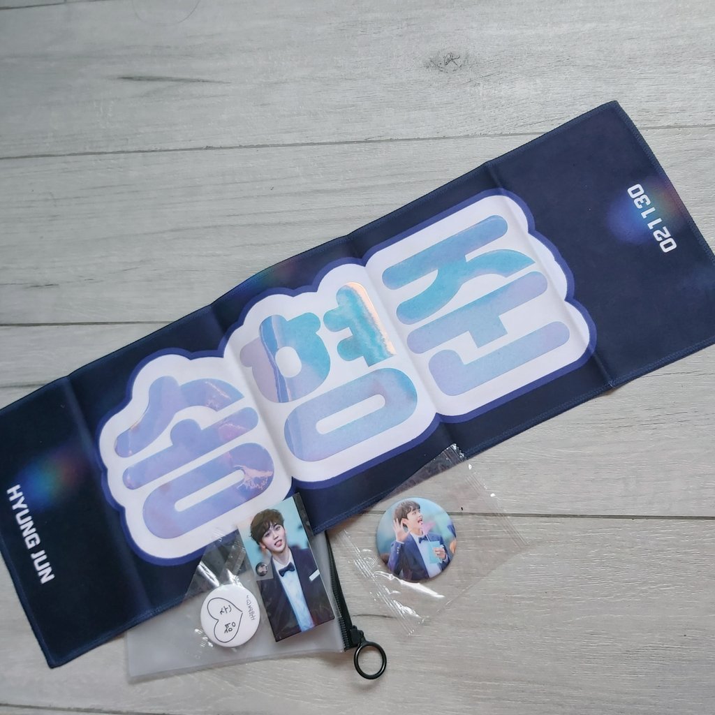 bbyhjuns's tweet photo. thank you so much @tomyvitamin for holding this giveaway!!! <3 it's so cute 🥺 fun fact i actually dont collect slogans so this is my very first (&amp; last? idk HAHA) but tysm nonetheless 🥺💖💖💖 https://t.co/qoup3gif66