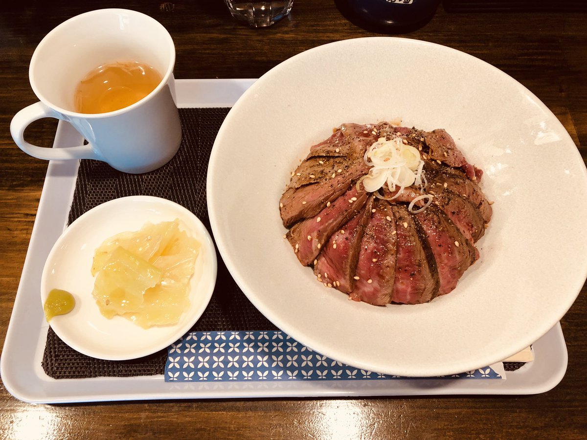 HotelTiara's tweet photo. お肉は旨味がありながらも脂っぽさが無く予想以上にペロリと行けてしまう美味しさ!(゚∀゚)どんどん行けます。カウンターのみの店内には完食した方のプレートが所狭しと並びます。今日はお肉かな?と思うとアリヨシ様を思い出す程!お時間有りましたらぜひご来店下さいませ!#ココホテル #ARIYOSHI https://t.co/jNd74kvdk3