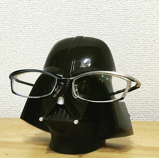 ArStuduo's tweet photo. そろそろ準備運動を始めよう！

#studuoAR #starwars #darthvader #スターウォーズ #スターウォーズ映画公開　#ep9 #ダースベイダー #20191220 #映画 #メガネ置き #メガネ #👓 #🕶 #秘密のメガネ屋 https://t.co/zhEAikU4WU https://t.co/skupX8gFsz