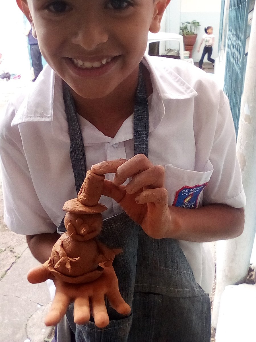 LAPARROQUIAL's tweet photo. Trabajando con arcilla nuestros niños de la U.E.E Pbro Fernando María Contreras elaboran adornos navideños @DireDucacionGDT https://t.co/L4zTZt4yNO