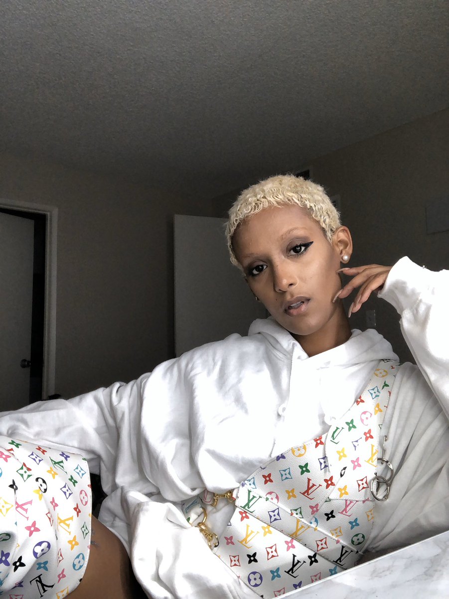 honnetebas's tweet image. Draped in costume... 
#Gorjeti #Honnetebas