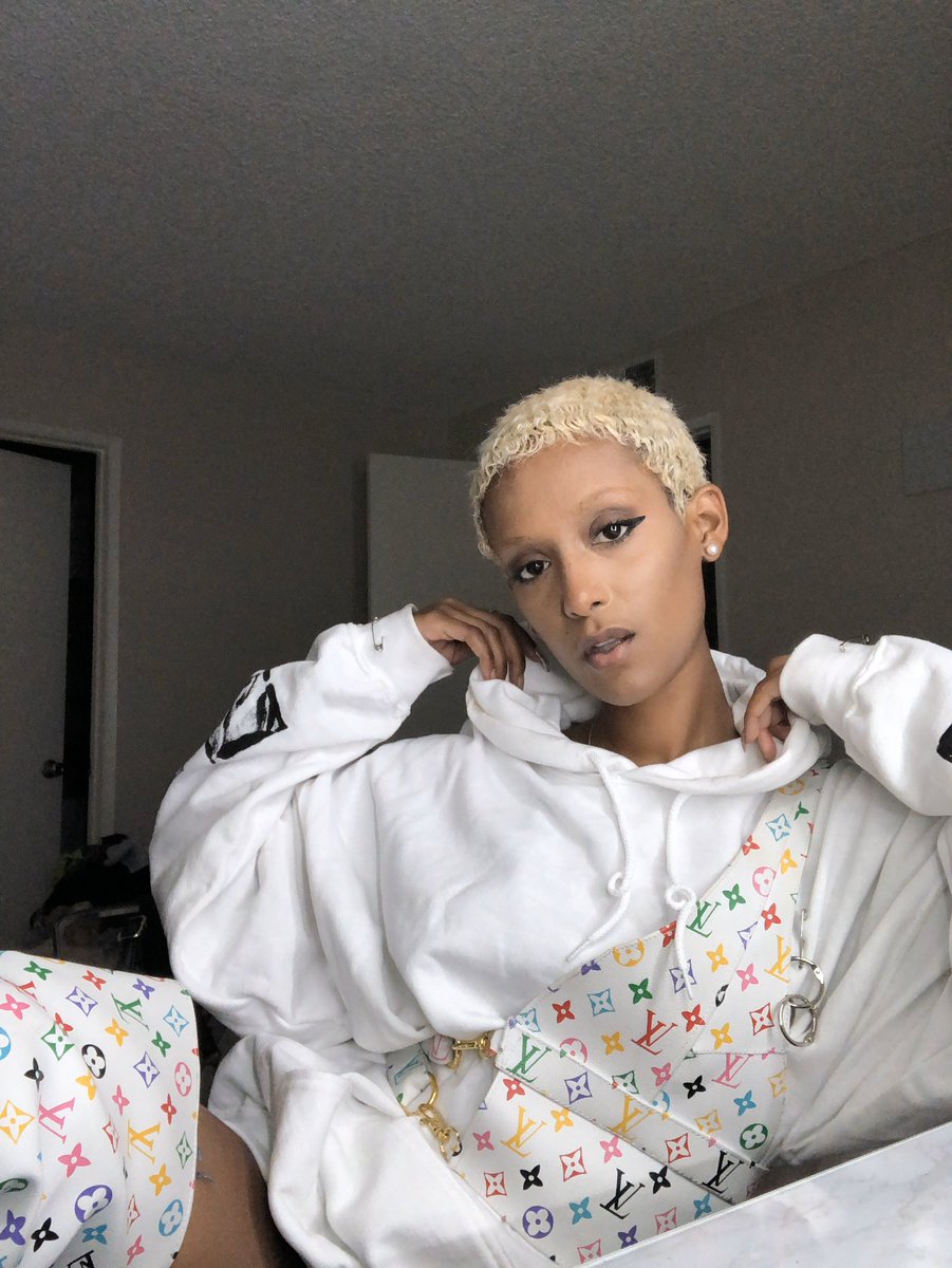 honnetebas's tweet image. Draped in costume... 
#Gorjeti #Honnetebas