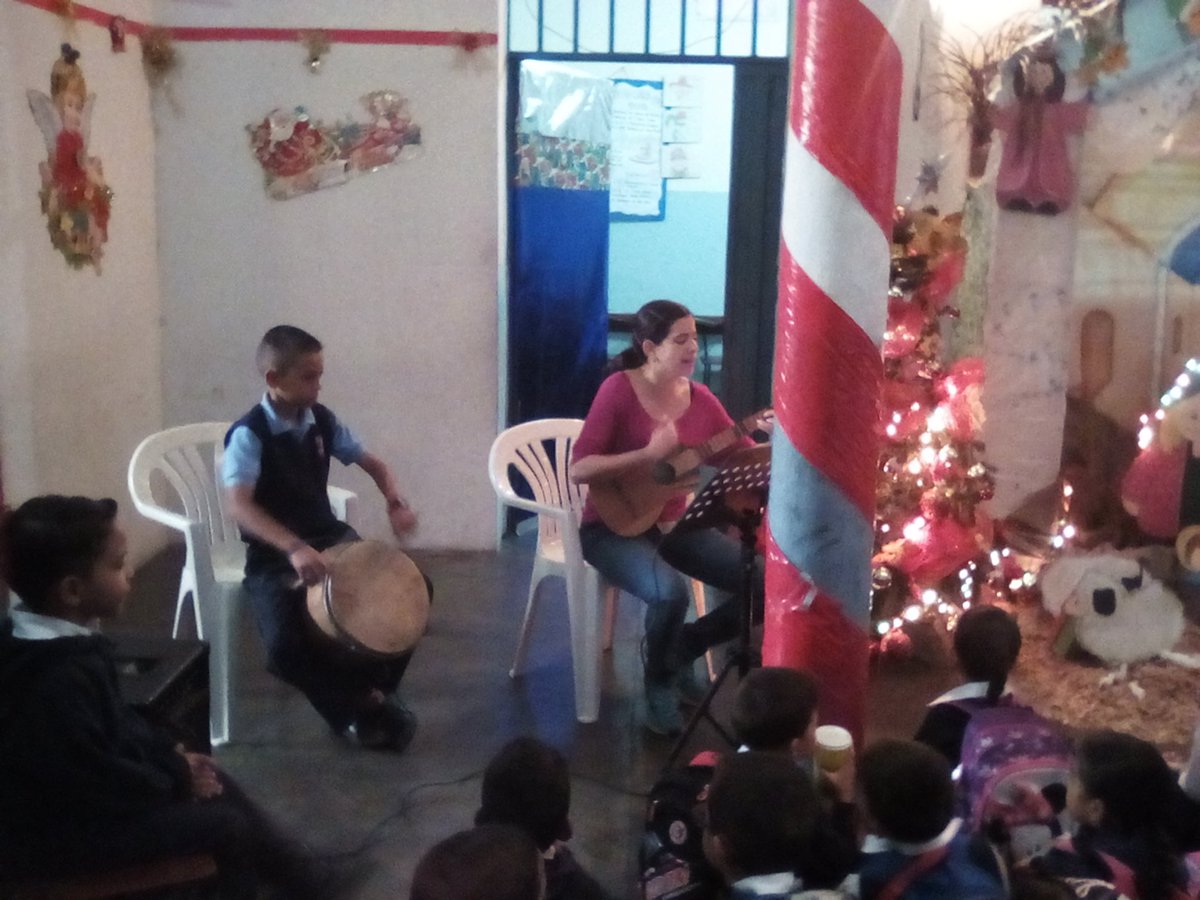 LAPARROQUIAL's tweet photo. Con oraciones y cantos la U.E.E Pbro Fernando María Contreras realiza la novena al niño Jesús @DireDucacionGDT https://t.co/MCua8rBI9w