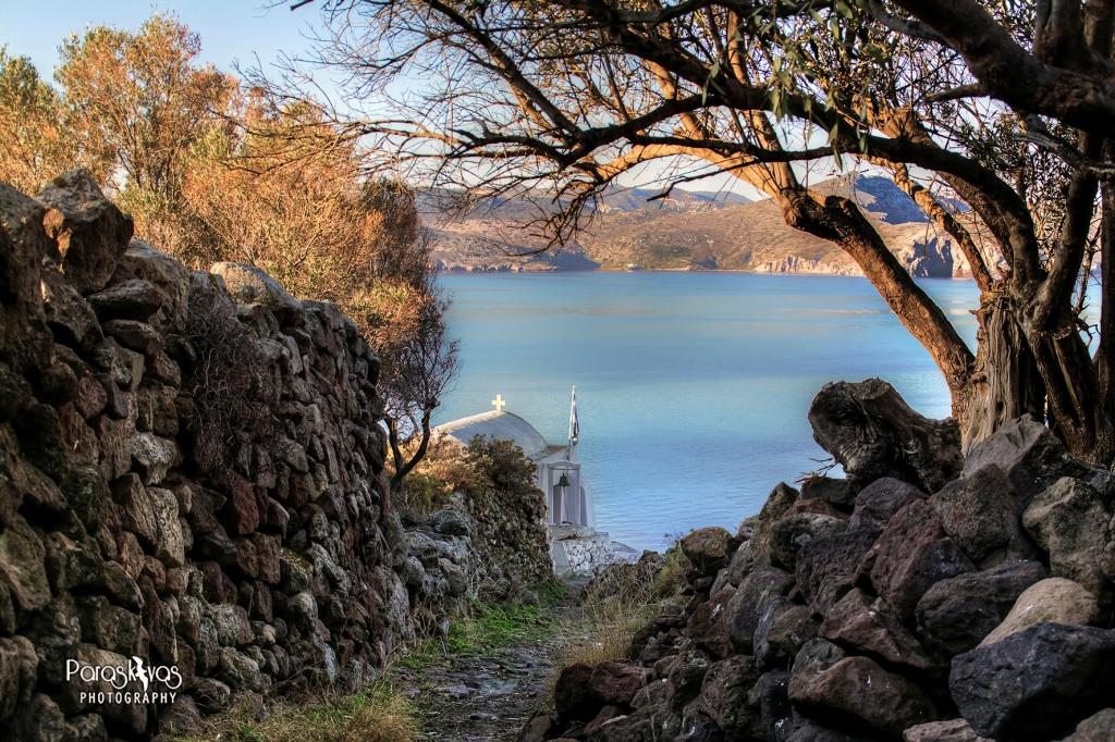 CristinaSouzi's tweet image. Καλημέρα σας , καλό Σ/Κ 😊🌤⛅️🌦🛵🧥🚴‍♀️ !! Χρόνια πολλά Νίκη - Νίκο με τη φωτό από το παλιό εκκλησάκι του Αγίου Νικολάου στην Τραμυθιά , λίγο πριν το Κλήμα μπαίνοντας στον κόλπο του Αδάμαντα στην πανέμορφη Μήλο !! Φωτό από τον Παρασκευά Καρβουνιάρη στο skaikairos.gr !!