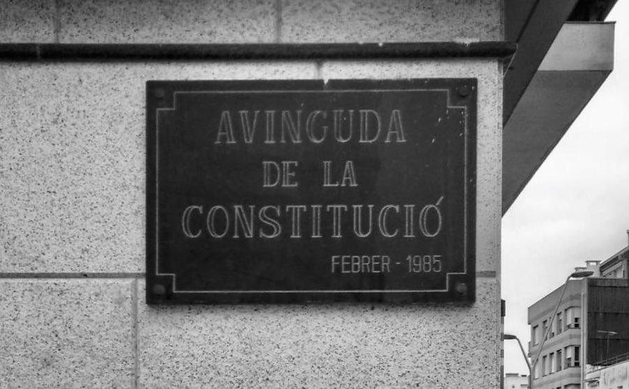 (1/5) 📣 Avui, dia de la Constitució Española, us comuniquem la negativa del govern municipal a canviar el nom dels carrers que honoren la Constitució i el dia de la hispanitat (12 d’octubre) al nostre poble, #LaRàpita.