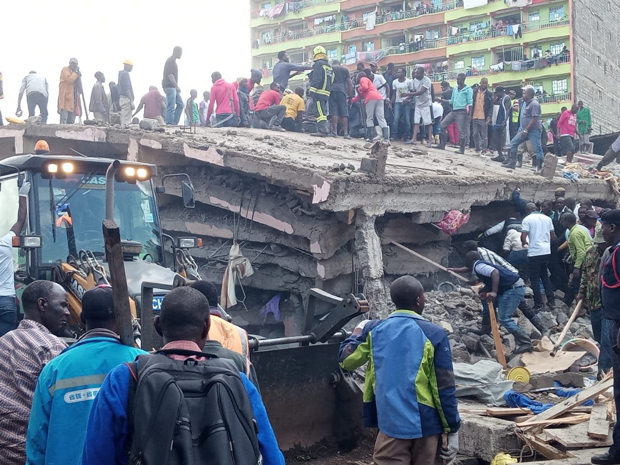 Rescue team doing their best to save trapper residents in Nairobi / Photo Source:Twitter.com/robinnjogu