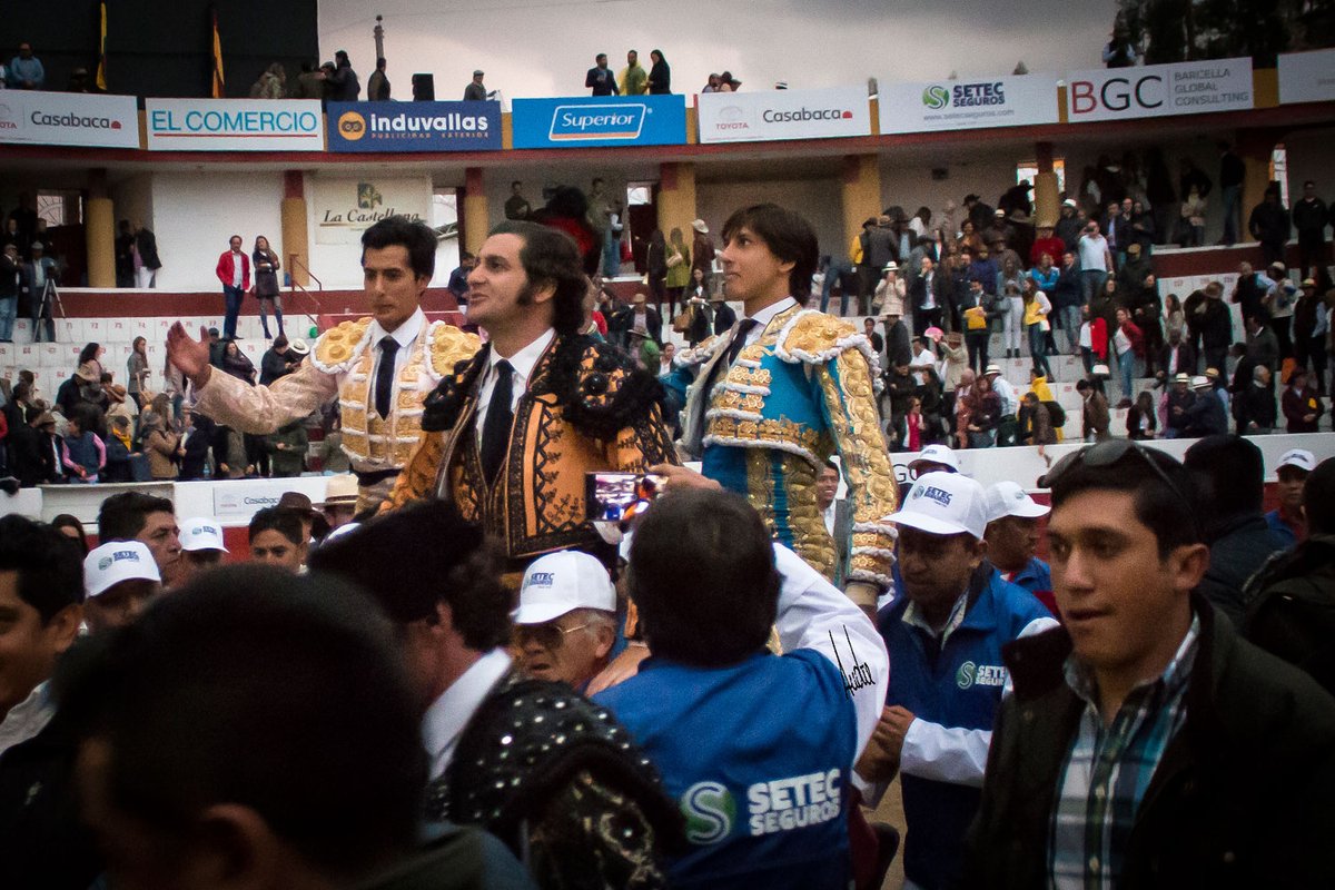 aplausos's tweet photo. 📸 Fotos de la primera tarde de la feria de Latacunga en la que han triunfado Morante de la Puebla, @RocaRey y José Andrés Marcillo https://t.co/qRAV86eP8X https://t.co/ihhAzcmiBO