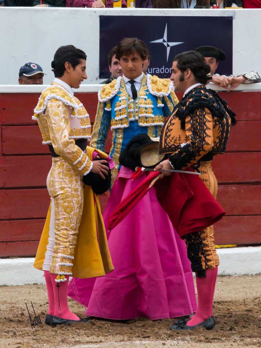 aplausos's tweet photo. 📸 Fotos de la primera tarde de la feria de Latacunga en la que han triunfado Morante de la Puebla, @RocaRey y José Andrés Marcillo https://t.co/qRAV86eP8X https://t.co/ihhAzcmiBO