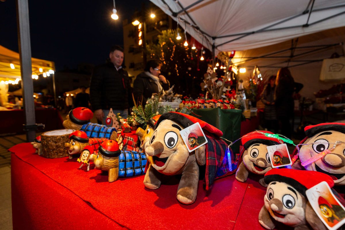 calella_bcn's tweet image. Bon dia #calellabcnlovers! Ja teniu la decoració nadalenca per aquestes festes? 🎄😍 Aquest cap de setmana, de 10 a 21h, a la plaça de l’Església, comença una nova edició del nostre tradicional Mercat de Nadal ⛄ El 6, 7, 8, 14 i 15 de desembre, no us ho perdeu!