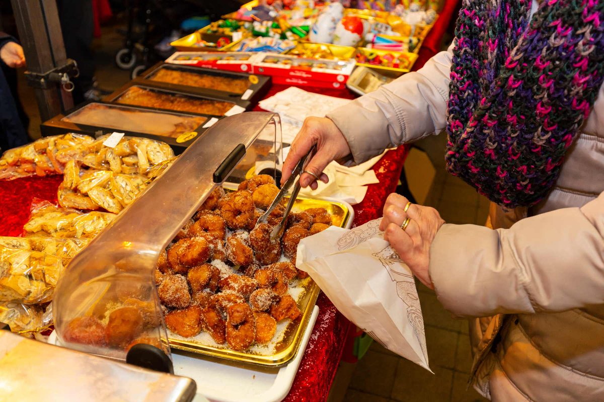 calella_bcn's tweet image. Bon dia #calellabcnlovers! Ja teniu la decoració nadalenca per aquestes festes? 🎄😍 Aquest cap de setmana, de 10 a 21h, a la plaça de l’Església, comença una nova edició del nostre tradicional Mercat de Nadal ⛄ El 6, 7, 8, 14 i 15 de desembre, no us ho perdeu!