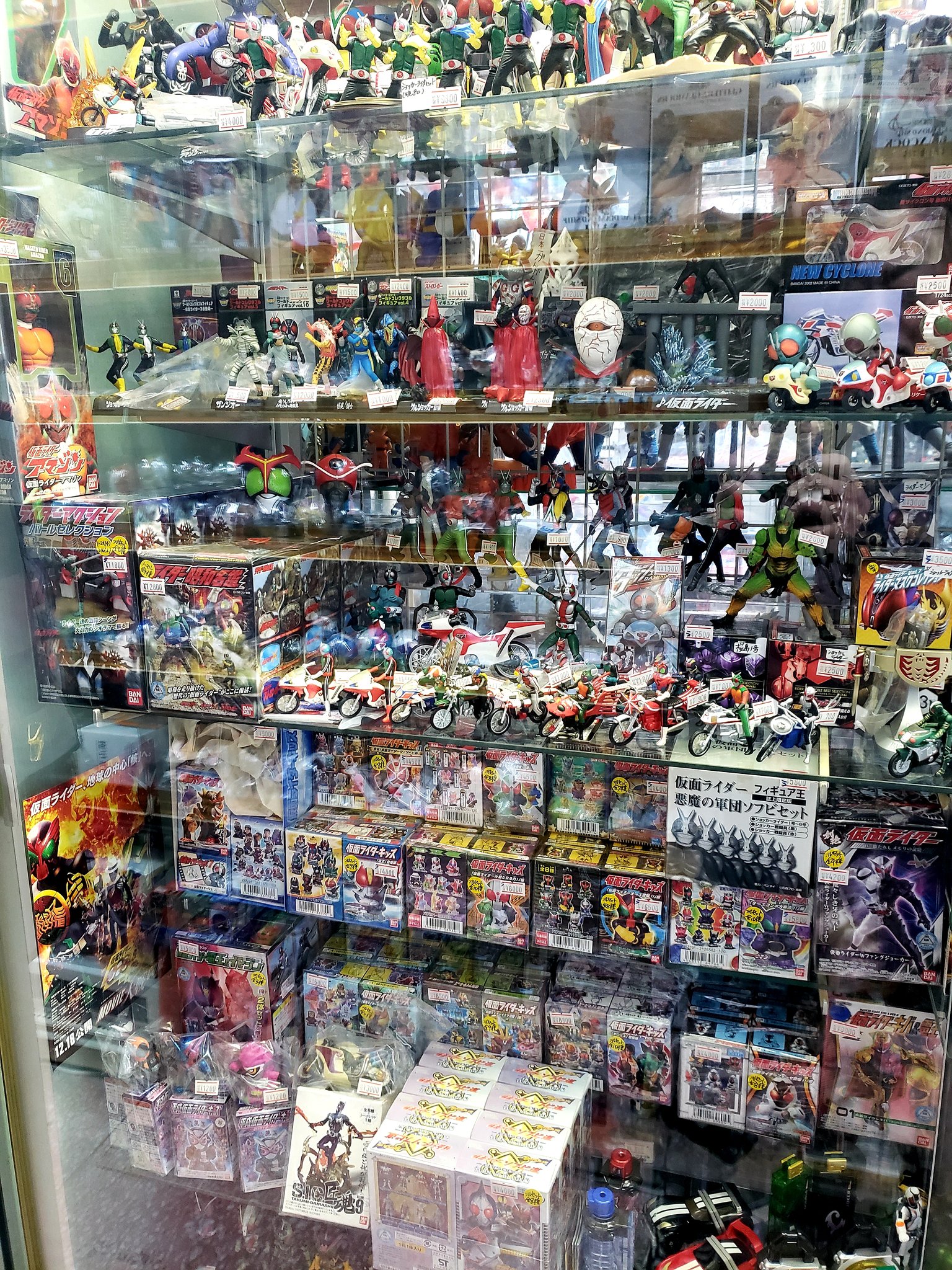 Toy S星矢 たまには お店の宣伝を えー 10年から18年くらい前の 特撮食玩をケースにいれました お値段もそれなりですが バラ売りもありますんで 笑 マスコレは持って帰っちゃいました 仮面ライダーキッズ 創絶仮面ライダー 怪人名鑑 仮面