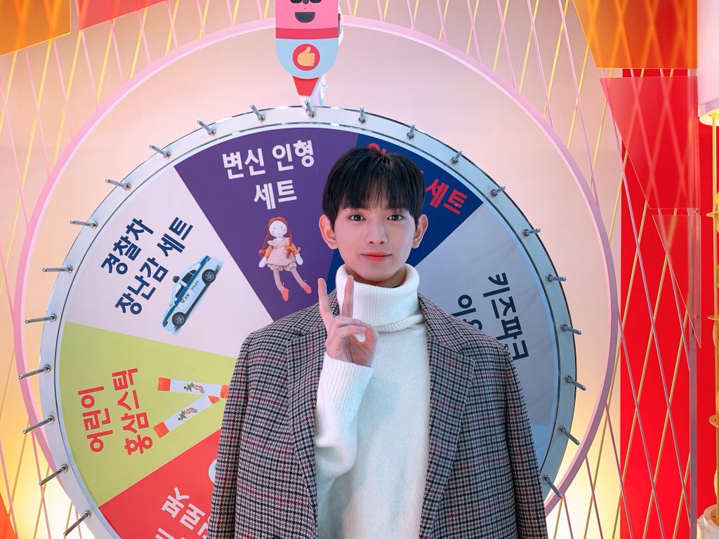 yhent_official's tweet photo. [On Air] 잠시 후 EBS1 <생방송 톡!톡! 보니하니> 에 #의웅 군이 출연합니다~! 많은 시청 바랍니다:D
#형섭X의웅 #이의웅  #EBS #보니하니 https://t.co/I54JvLSjCV