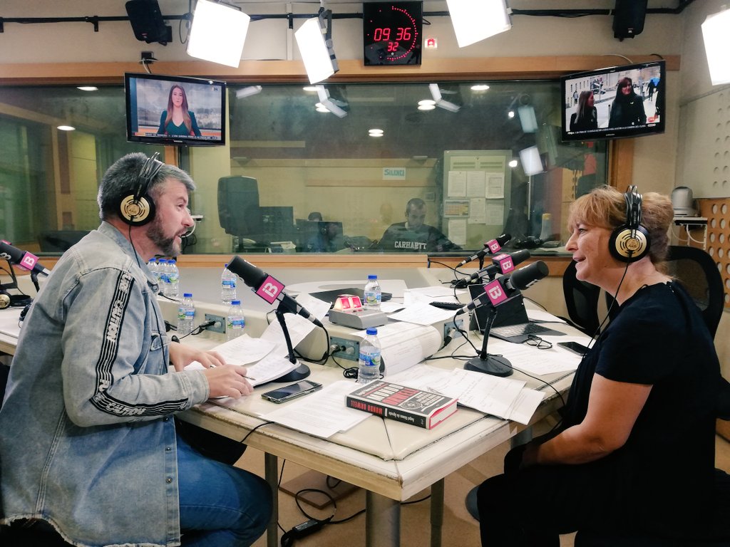 LaGranVidaIB3's tweet photo. 📲 Parlam de com ens afecta l'ús de les xarxes socials i els algoritmes, amb el company @JuliafrauSM de @fdhib3 d'@IB3radio.

Tractam també la manipulació psicològica digital, amb l'enginyera social Cristina López Tarrida @PsicoHacking. #IB3Ràdio https://t.co/s1nCRaj7y9