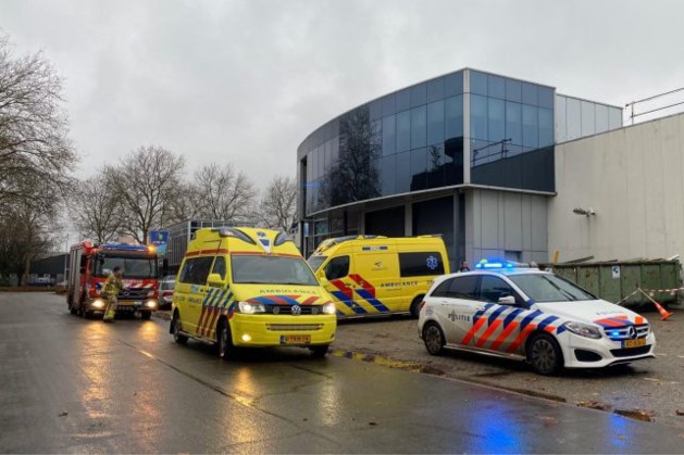 Man valt van dak bij bedrijf in Weert, traumahelikopter opgeroepen..