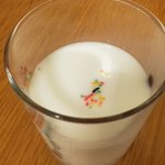 子供がなかなか牛乳を飲んでくれない･･･!そんな時はチョコスプレーを使ってみると良いかも!