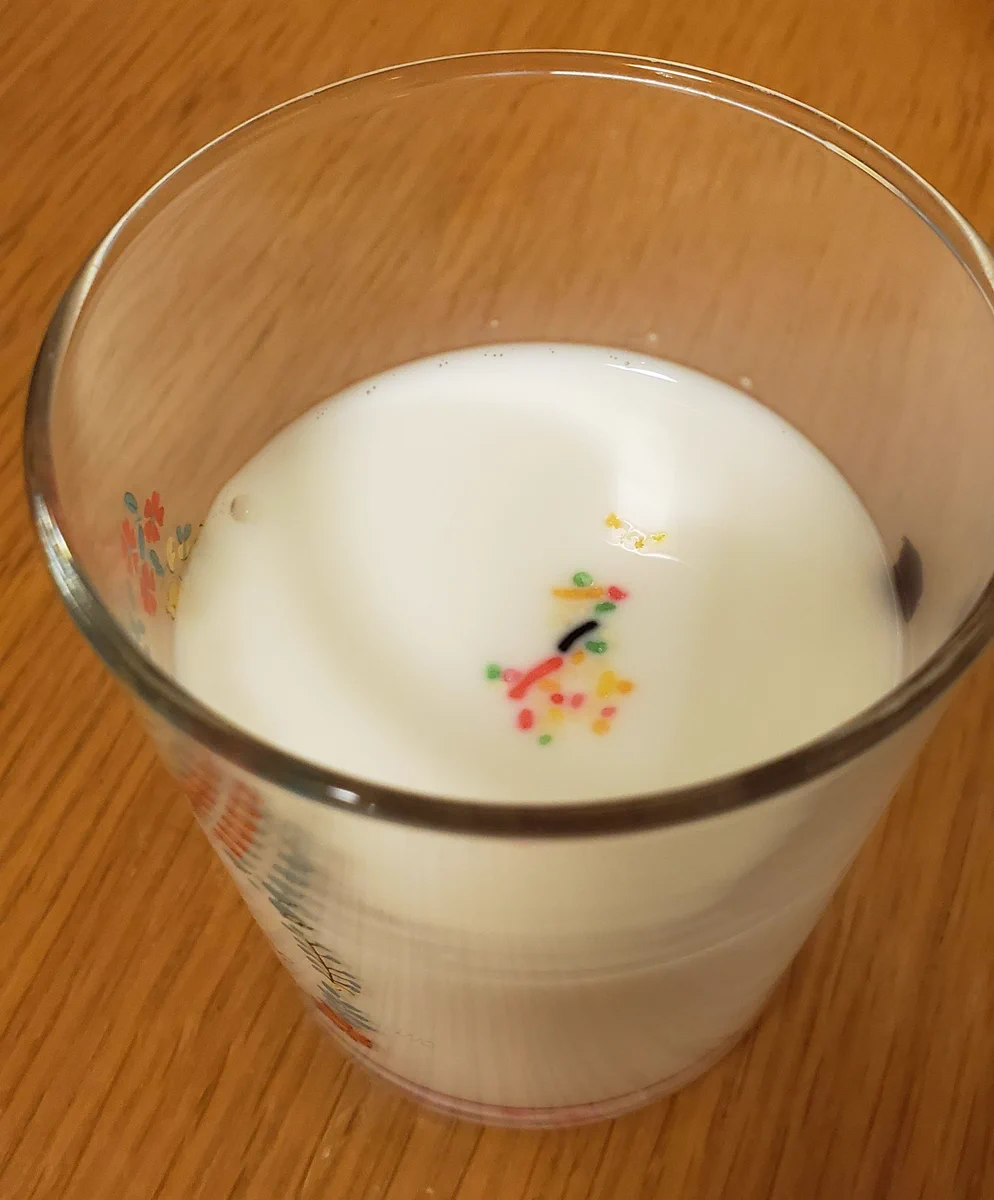 子供がなかなか牛乳を飲んでくれない･･･！そんな時はチョコスプレーを使ってみると良いかも！