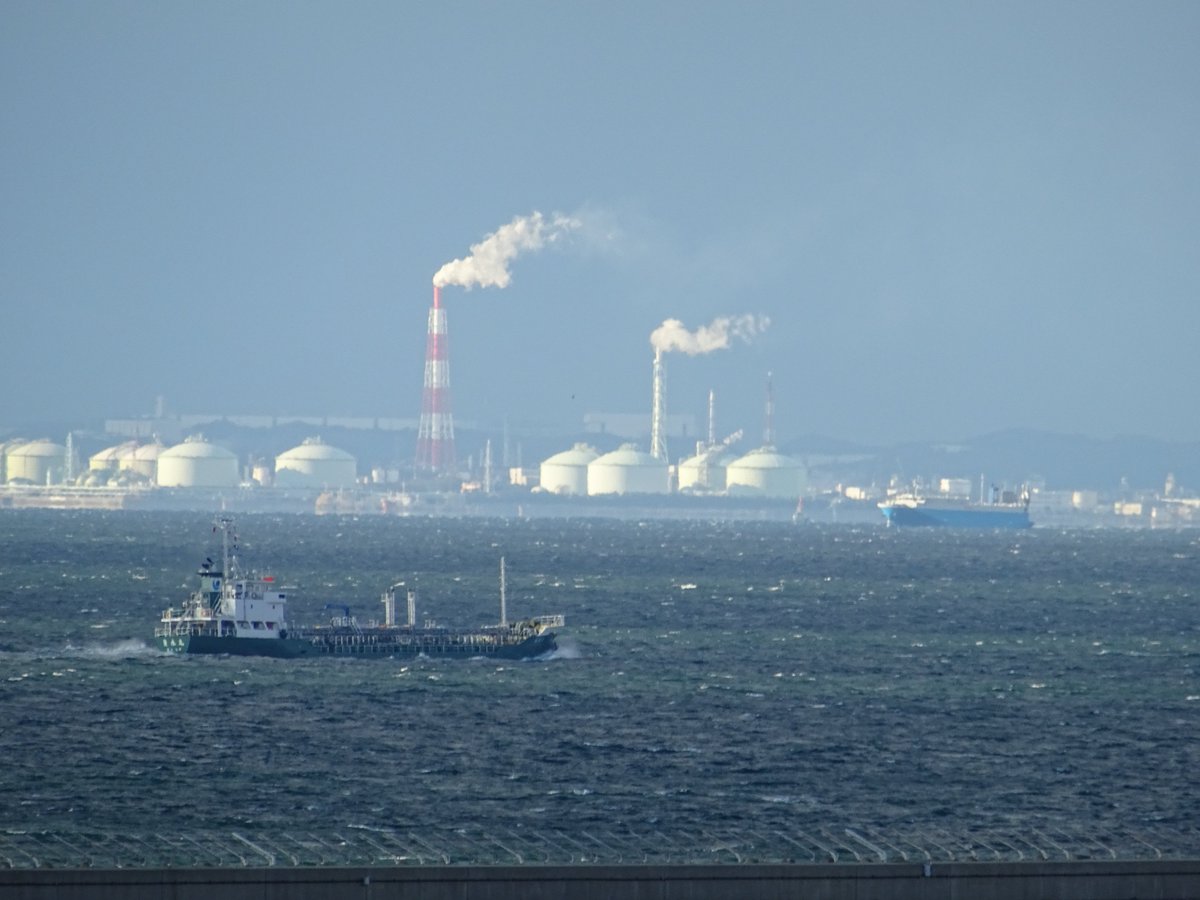 marnyie's tweet photo. 空港なのに風が強くてカメラがぶれるから
こんなふうに対岸の四日市？とかの写真の方が
うまく撮れてる気が��る…

#中部国際空港 https://t.co/ZtuXxjI4BU