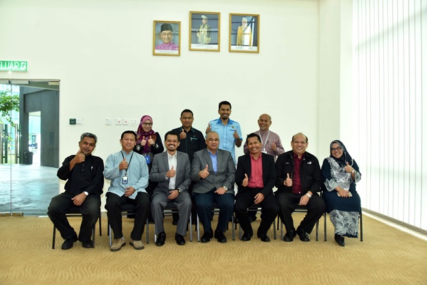 cfsiiumofficial's tweet photo. ZAKAT CONTRIBUTION BY TM PAHANG TO CFS IIUM

https://t.co/So8VDbA1xE https://t.co/QPLyp2w9RU