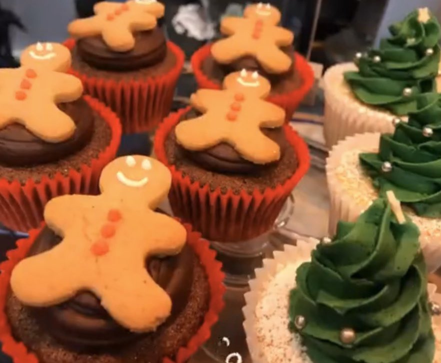 BasilBlueCafe's tweet image. It’s #Chobham Christmas Extravaganza tonight! We are full to bursting with treats &amp;amp; coffee to fuel your late night shopping! Hope to see you later #ShopLocal #SupportLocalBusiness #MincePieSeason