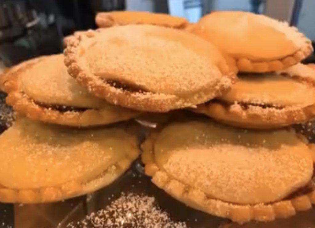 BasilBlueCafe's tweet image. It’s #Chobham Christmas Extravaganza tonight! We are full to bursting with treats &amp;amp; coffee to fuel your late night shopping! Hope to see you later #ShopLocal #SupportLocalBusiness #MincePieSeason