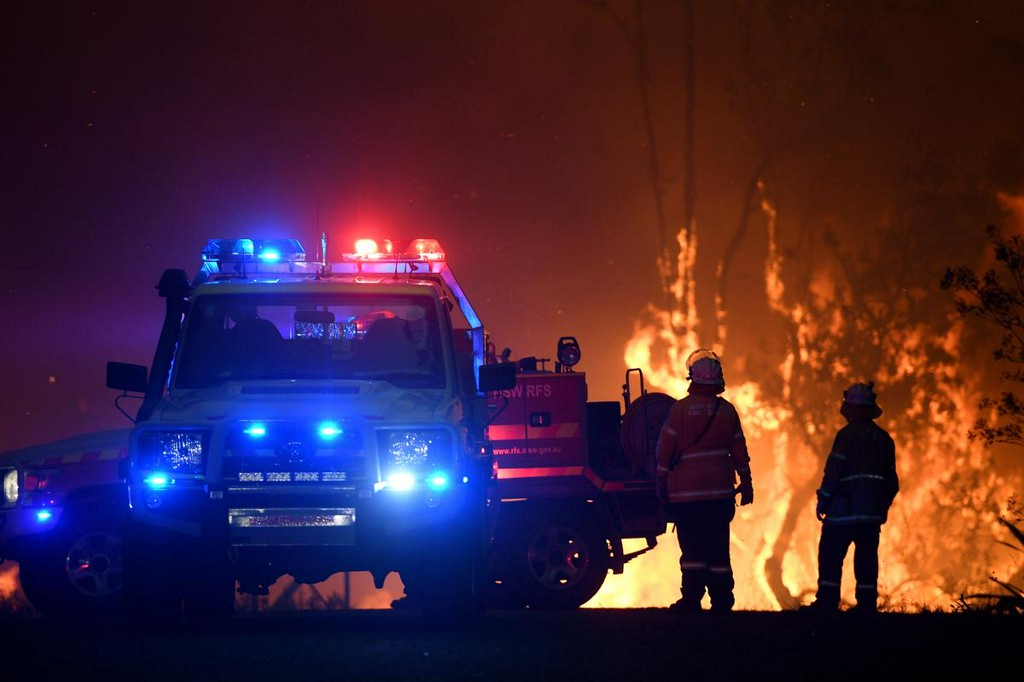 Reuters's tweet photo. Fears grow about Sydney after Australia fires merge into giant blaze https://t.co/KYnncz28j0 https://t.co/6PeYdSNj8v