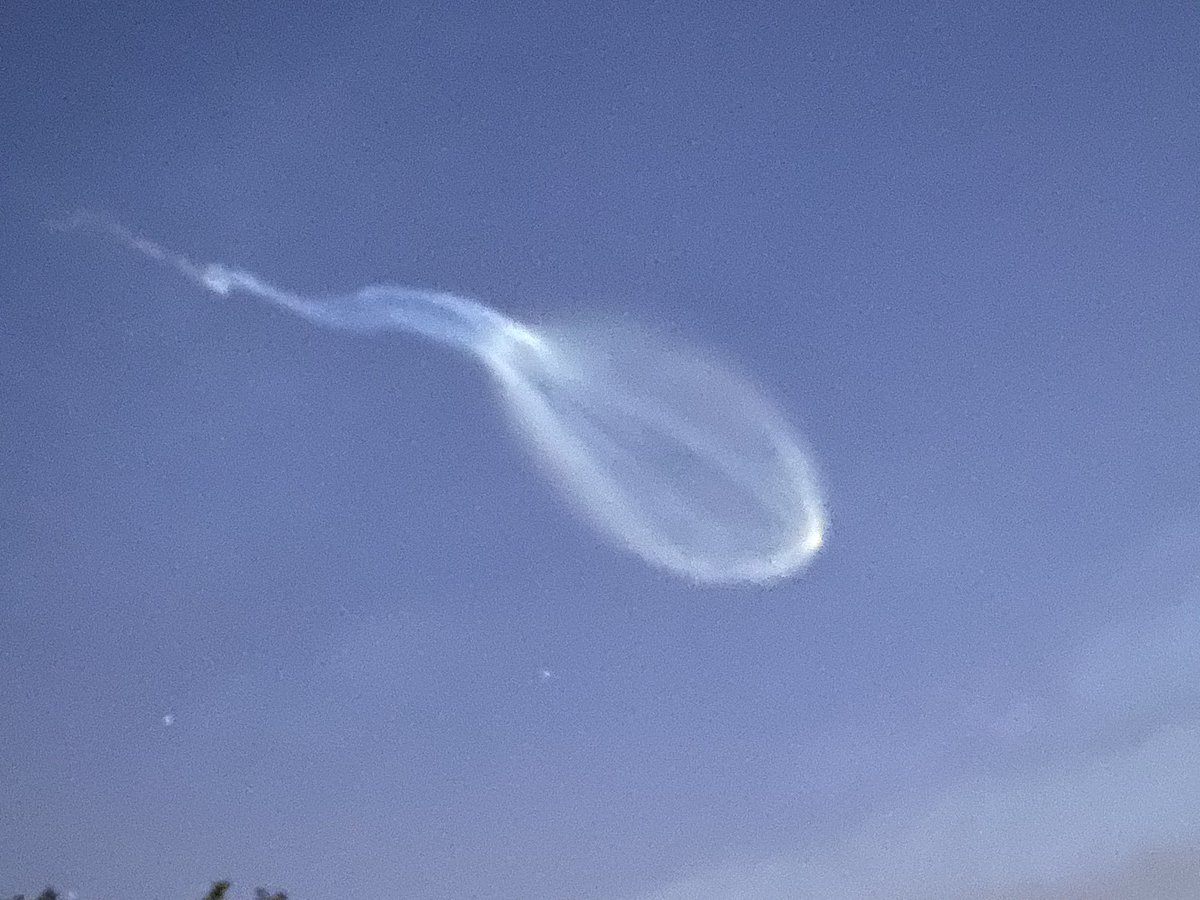 RocketLab's tweet image. Electron in the skies over LC-1. Beautiful shots captured by Hamish Pike.