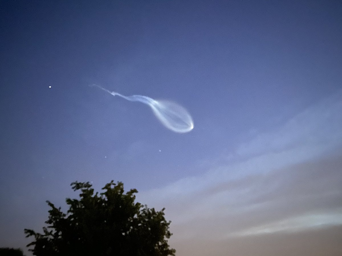 RocketLab's tweet image. Electron in the skies over LC-1. Beautiful shots captured by Hamish Pike.