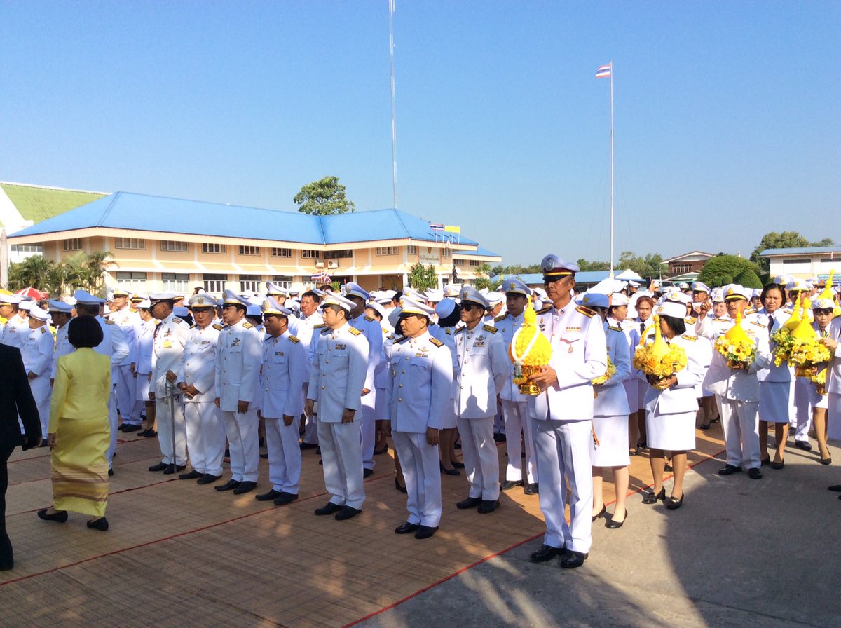 Pakthongchaipol's tweet photo. วันที่ ๕ ธันวาคม ๒๕๖๒ พ.ต.ท.วิทวัส แสงสว่างสถิตย์ รอง ผกก.สส.สภ.ปักธงชัย พร้อมด้วยข้าราชการตำรวจ สภ.ปักธงชัย ร่วมทำบุญตักบาตรและถวายพานพุ่มราชสักการะ ถวายราชสดุดี และถวายบังคม เนื่องในวันพ่อแห่งชาติ ๕ ธันวาคม ณ ลานอเนกประสงค์หน้าที่ว่าการอำเภอปักธงชัย https://t.co/6MsZGttn4g